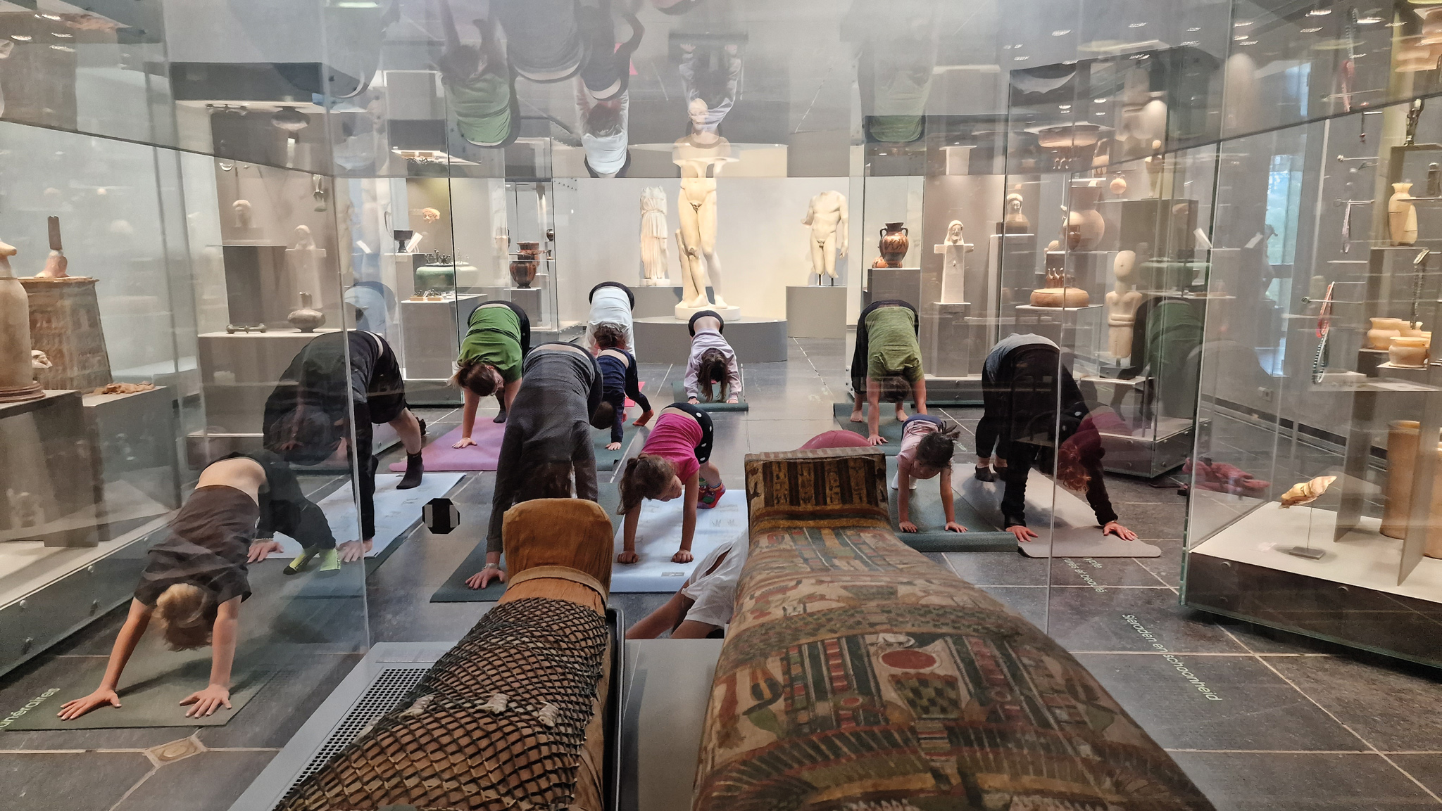 Yoga en famille dans le Musée