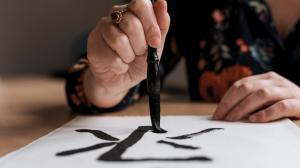 Participant à un atelier calligraphie