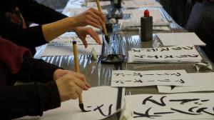 Participants durant l'atelier de Calligraphie