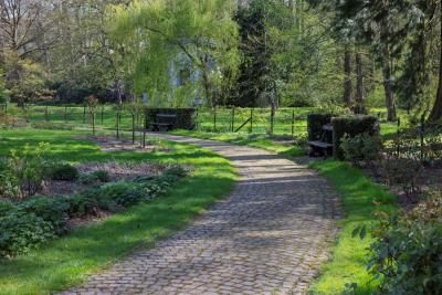 Les sentiers de la roseraie du Domaine de Mariemont