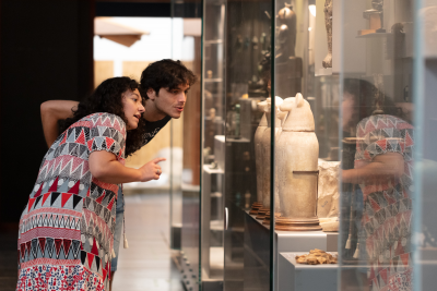 Deux visiteurs devant une vitrine