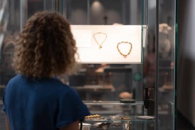 Un visiteur devant une vitrine