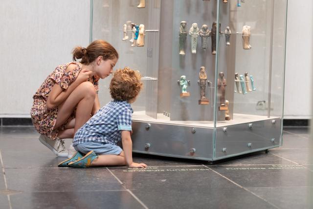 Enfants devant une vitrine