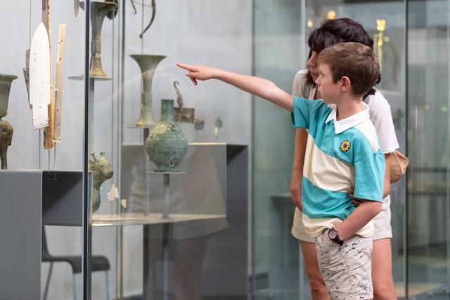 Enfants devant une vitrine d'arts extra-européens