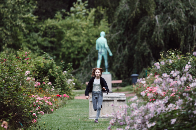 Enfant courant dans le Domaine devant la sculpture Le Semeur