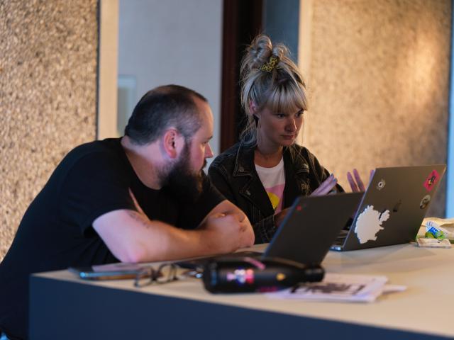 Membres du personnel lors d'un montage d'une exposition