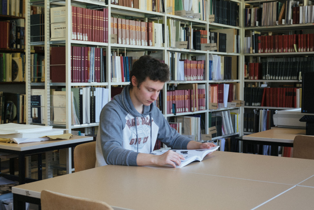 Lecteur dans la bibliothèque